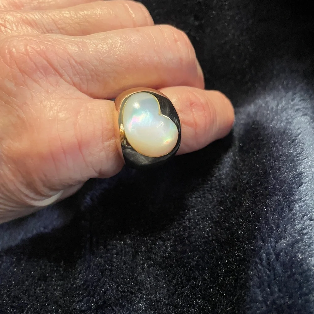 Gold Ring, 14kt with Beautiful Mother of Pearl HEART. 
This Gorgeous Dome Ring! - Picture 12 of 17